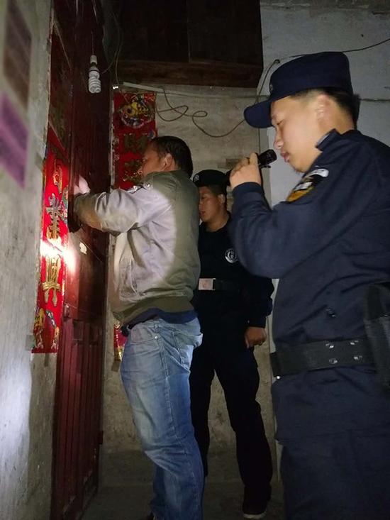 开封粗心妈妈误将幼女锁家中 