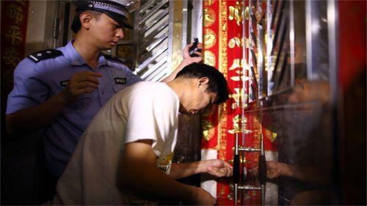 开封请开锁师傅开了锁后，师傅